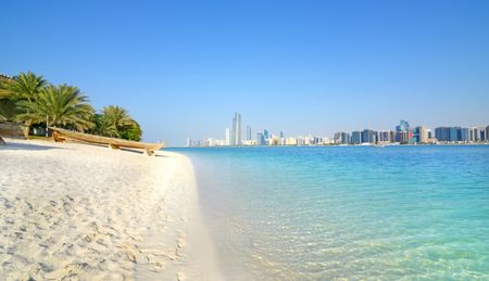 تعتبر مدينة أبو ظبي وجهة سياحية مميزة بشواطئها الرائعة التي تجذب السياح من مختلف أنحاء العالم.
