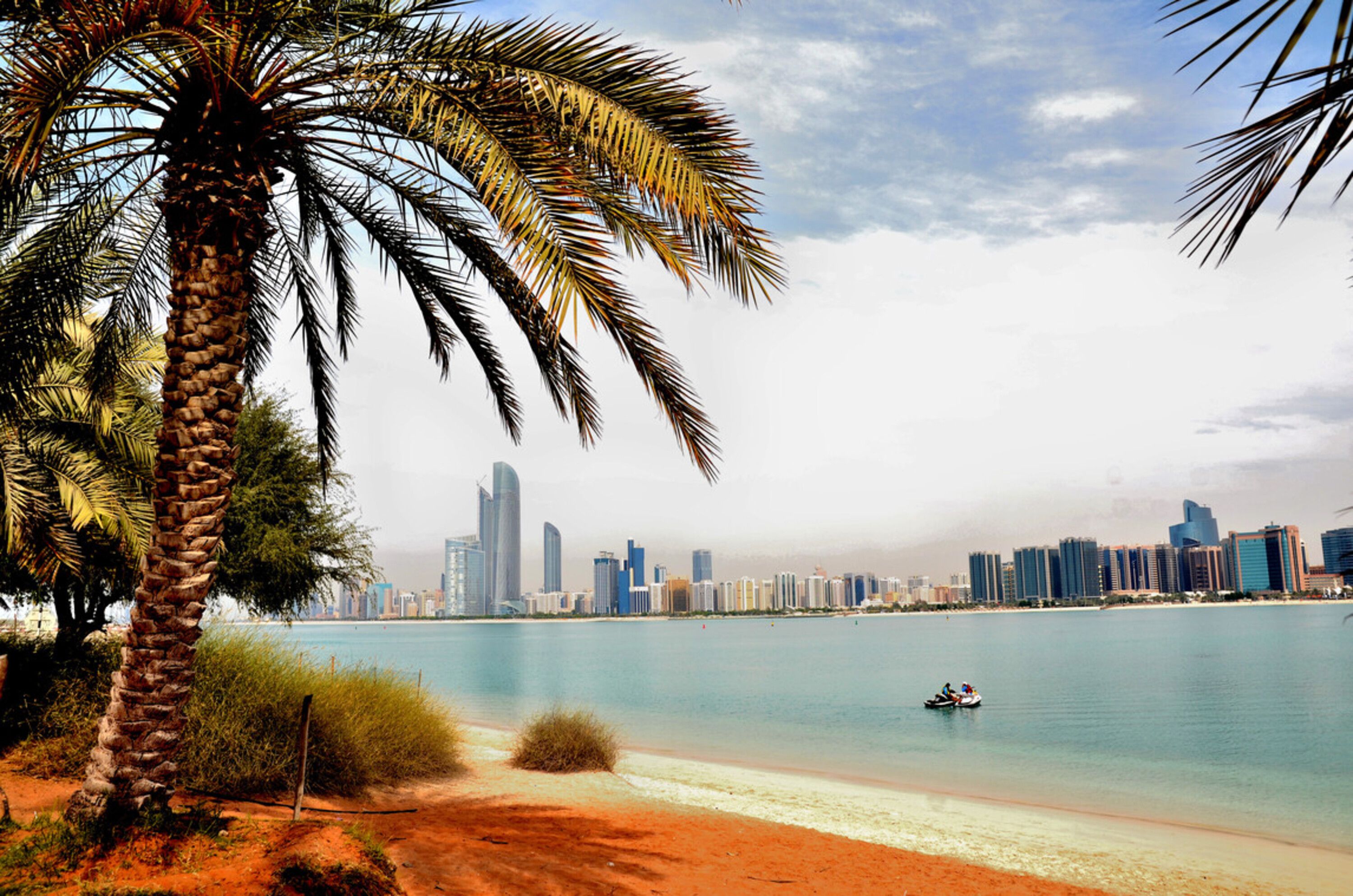 تتمتع جزر أبوظبي بجمال طبيعي فريد وتاريخ غني يجعلها وجهة سياحية مميزة في الإمارات العربية المتحدة.
