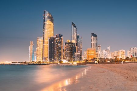 أبو ظبي سوف تجعلك تشعر أنك بواحة من الجنة. أما إذا كنت من محبي الثقافة والحضارة فهناك الكثير من المعالم الأثرية، إضافة إلى ناطحات السحاب