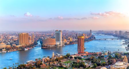 تعتبر القاهرة، عاصمة جمهورية مصر العربية، من أبرز المدن السياحية في العالم، حيث تجمع بين الحضارة القديمة والحياة الحديثة في مزيج ساحر يجذب السياح من جميع أنحاء العالم. تتميز القاهرة بتاريخها العريق وث...