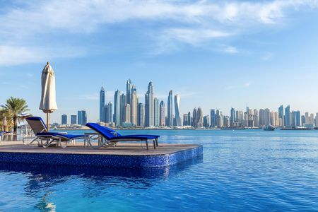 تقع دبي على الساحل الشرقي لشبه الجزيرة العربية في دولة الإمارات وتعتبر أحد أهم المدن السياحية الجميلة في الشرق الاوسط. كما أنها تتميز بتنوع الثقافات وتعدد النشاطات التي يمكنك القيام بها أثناء تواجدك ب...