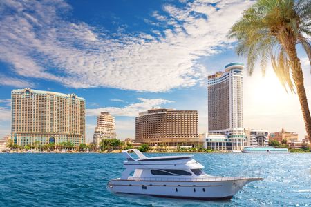 تعد القاهرة أيضًا مدينة حديثة تتميز بمنطقة وسط المدينة الصاخبة وحياة ليلية نابضة بالحياة. يمكن للزوار الاستمتاع بمجموعة واسعة من الأنشطة في القاهرة ، بما في ذلك التسوق وتناول الطعام واستكشاف العديد من...
