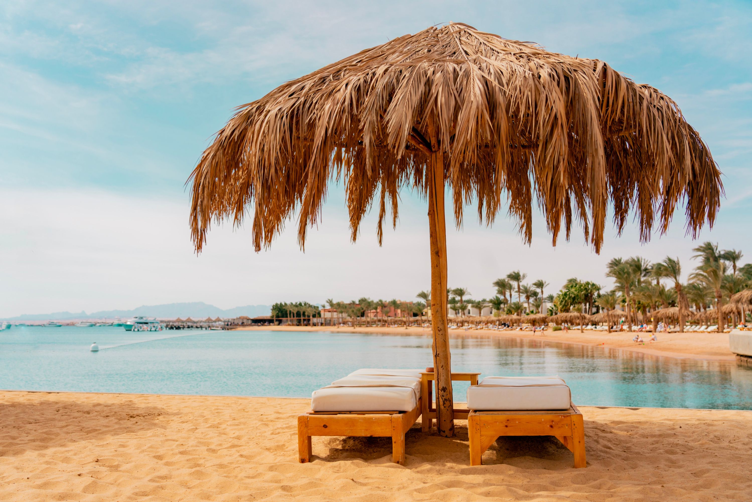  هل تبحث عن ملاذ يمزج بين زرقة السماء الفيروزية ودفء الرمال الذهبية؟ إذا كانت الإجابة نعم، فإن الغردقة على ساحل البحر الأحمر هي وجهتك المثالية