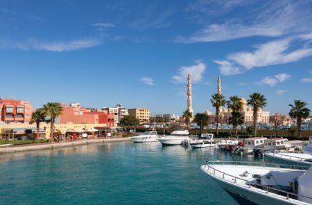 حين تنسحب الشمس ببطء خلف البحر الأحمر، لا تخلد الغردقة إلى النوم بل تبدأ حكايتها الحقيقية. مدينة تعرف كيف تحول الليل إلى احتفال مفتوح، حيث يختلط صوت الموج بنبض الموسيقى، وتتلألأ الأضواء على الكورنيش،....