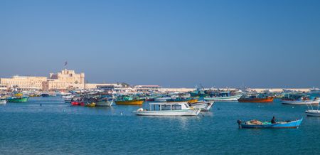 الإسكندرية، جوهرة وعروس البحر المتوسط، فهي وجهة رائعة لكل من يبحث عن تجربة ليلة مميزة. تتميز المدينة ليلًا بأماكن ساحرة وأجواء تأسر القلوب، مع أصوات الأمواج ونسمات البحر