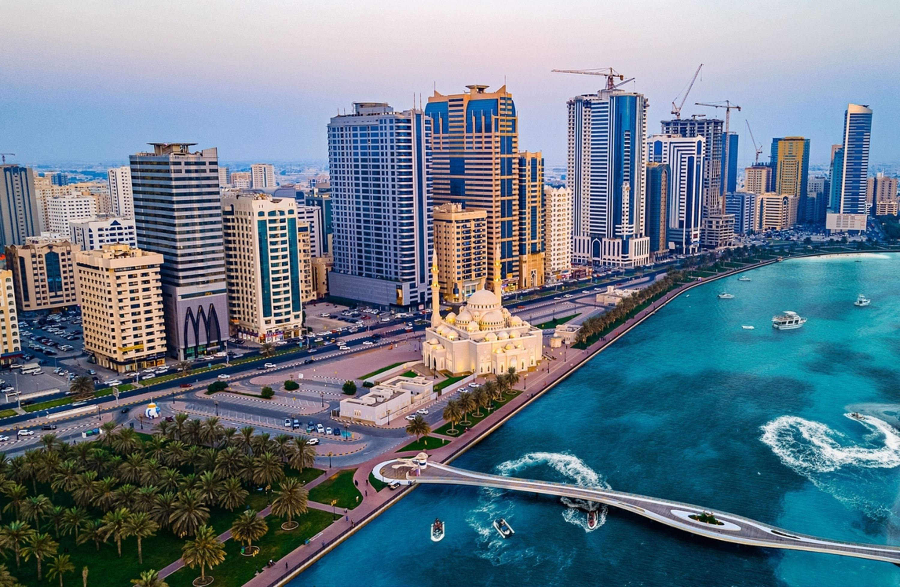تعتبر الشارقة من أهم الوجهات السياحية في الإمارات لما تملكه من أماكن سياحية ومعالم بارزة تستقطب السياح من داخل وخارج الإمارات.