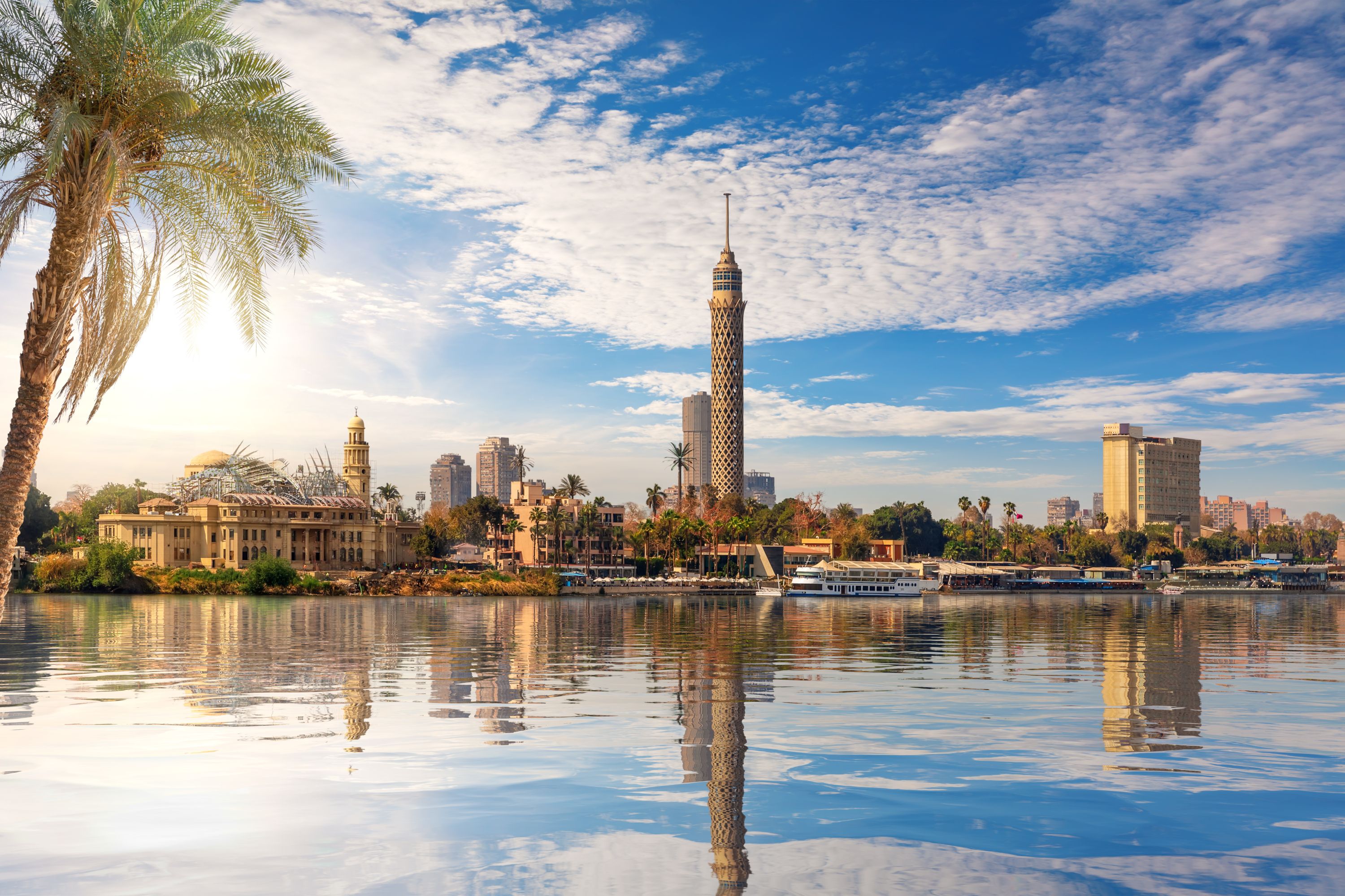 تُعد القاهرة من أكبر وأهم مدن جمهورية مصر العربية وهي عاصمتها، حيث تتمتع بموقع جغرافي هام في شمال مصر على جانب جزر نهر النيل
