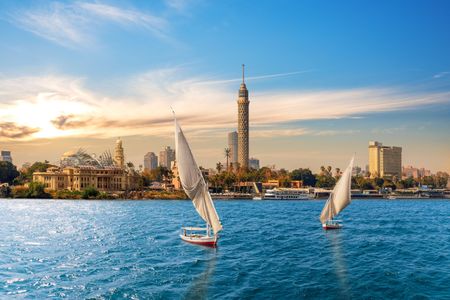 تعتبر القاهرة واحدة من أكثر المدن التاريخية والثقافية إثراءً في العالم، وتقع على ضفاف نهر النيل، الذي يضفي عليها سحرًا خاصًا ويجعلها وجهة سياحية لا تُضاهى. تتميز القاهرة بمزيج فريد من التاريخ العريق و...
