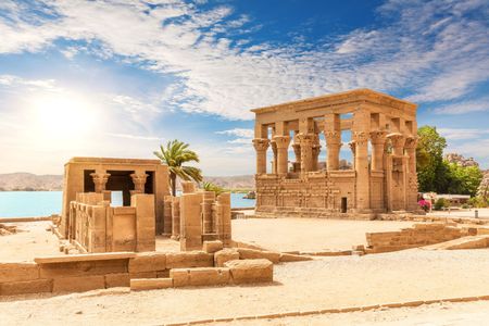 تعد مدينة أسوان واحدة من أعرق وأجمل الوجهات السياحية في مصر، فهي جوهرة الجنوب التي تحتضن عبق التاريخ وسحر الطبيعة. تجمع أسوان بين دفء المناخ وروعة النيل