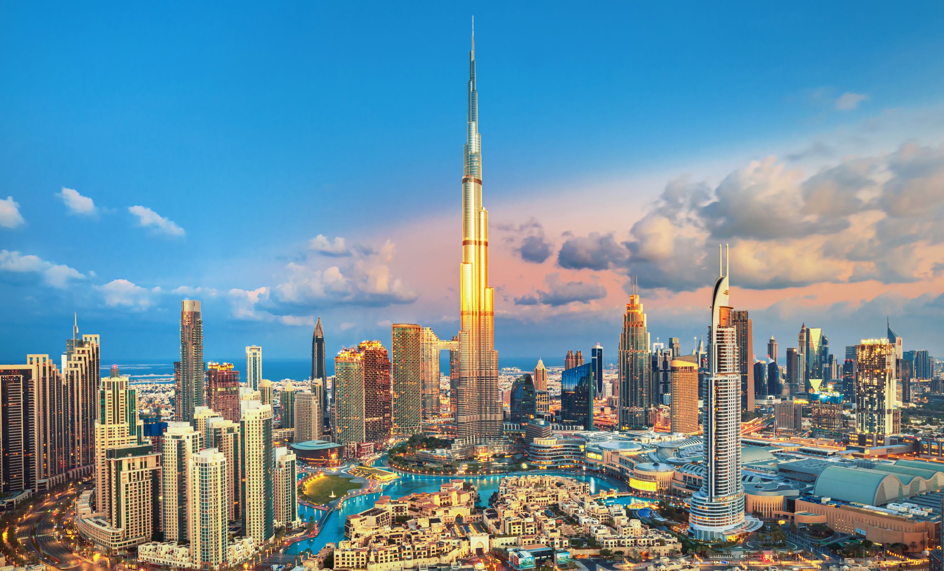 تعتبر دبي من أشهر وأغنى المدن في الإمارات العربية المتحدة، حيث إنها المدينة الأكثر اكتظاظاً بالسكان من بين الإمارات السبع التي تشكل الدولة