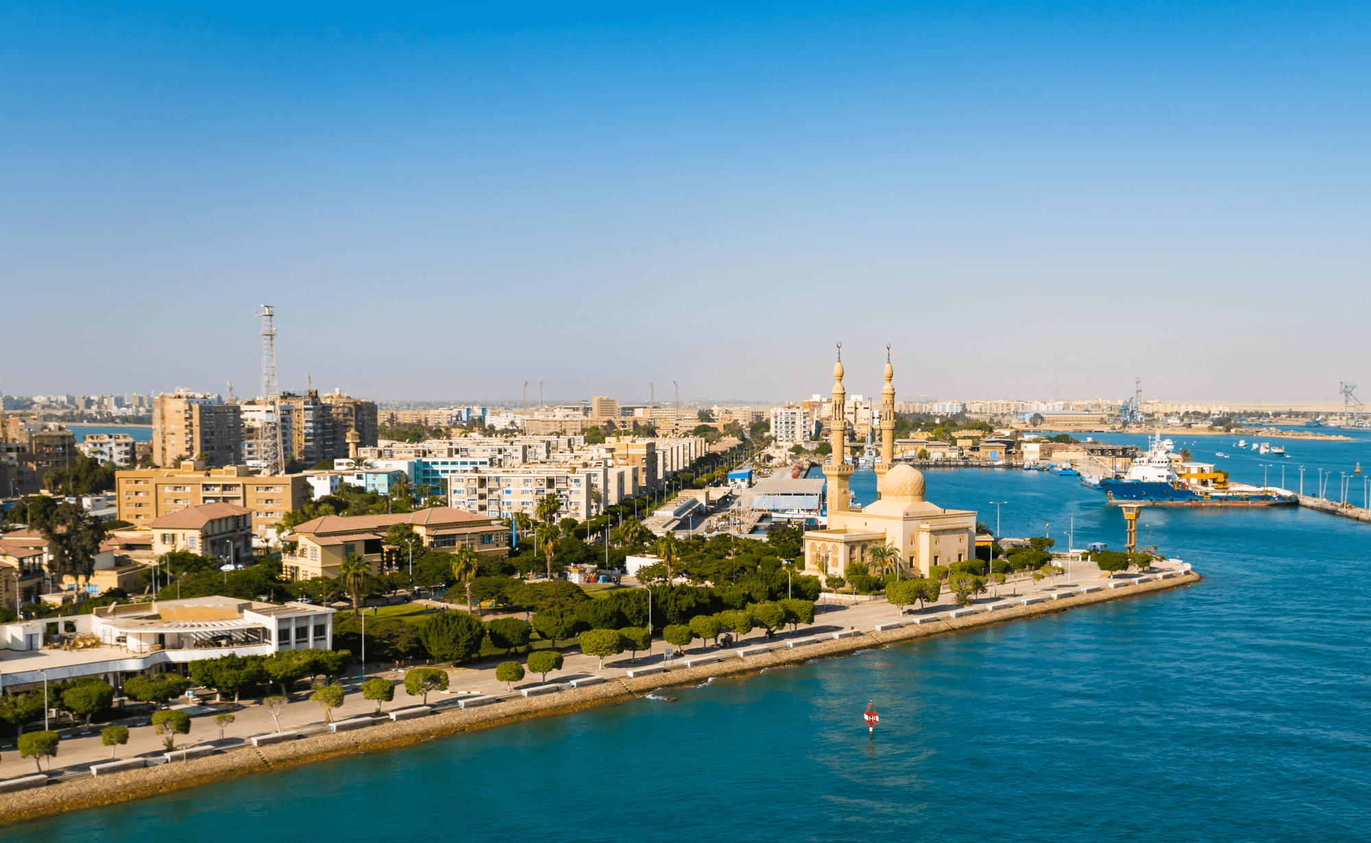 في قلب الشمال الشرقي لمصر، حيثُ تلتقي مياه البحر الأبيض المتوسط بروح التاريخ وأصالة المكان، تقع مدينة بورسعيد، المدينة التي لا تنام، وتنبض بالحياة في كل زاوية من زواياها. فهي ليست مجرد ميناء استراتيجي أو صفحة من صفحات الكفاح الوطني