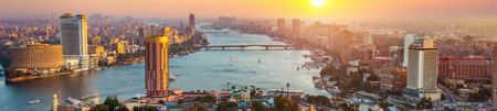 تتميز القاهرة باحتوائها على عدد من المطاعم المميزة التي تقدم عدد كبير من الأطعمة المحلية الشهيرة وأيضاً العالمية التي تجعلها خياراً أولياً لعشاق النكهات.