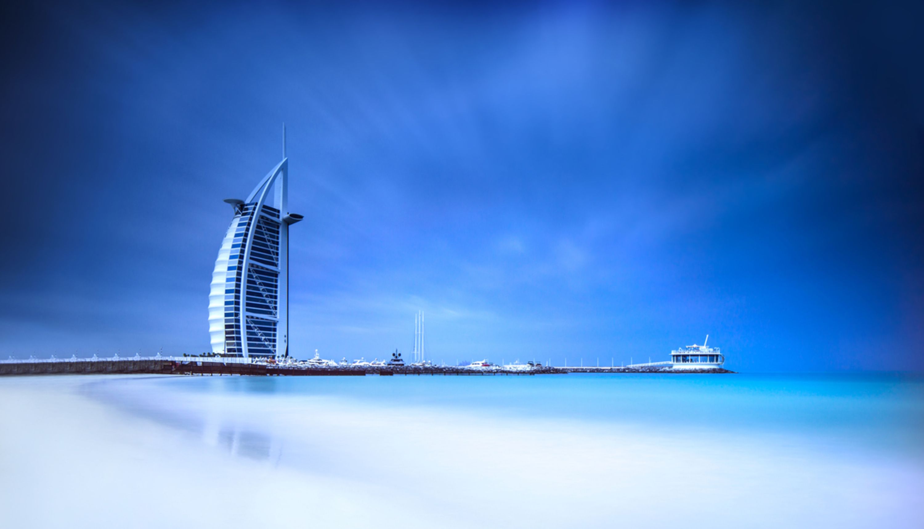 تعتبر دبي من الوجهات الرائدة على مستوى العالم، حيث تمتاز بثراء ثقافي وتقدم اقتصادي.