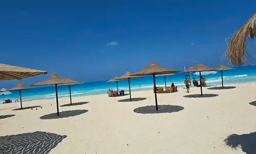 استمتع بأروع شواطئ الساحل الشمالي واسترخِ على رماله الذهبية - تقديم شاطئ الساحل الشمالي