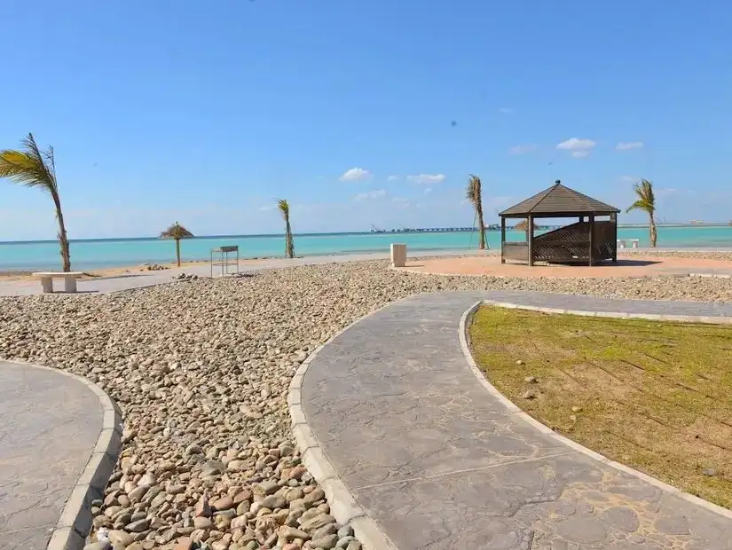 path leading to Al SAif Beach