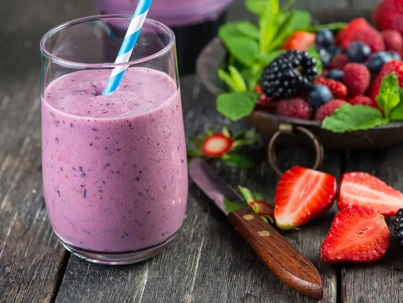 glass of berry smoothie