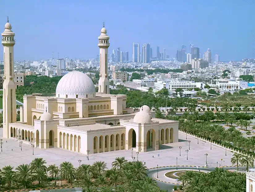 The stunning Al Fateh Grand Mosque, a symbol of Bahrain’s Islamic heritage against a modern skyline.