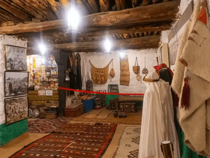 Traditional interior of Al-Mald with cultural artifacts on display.