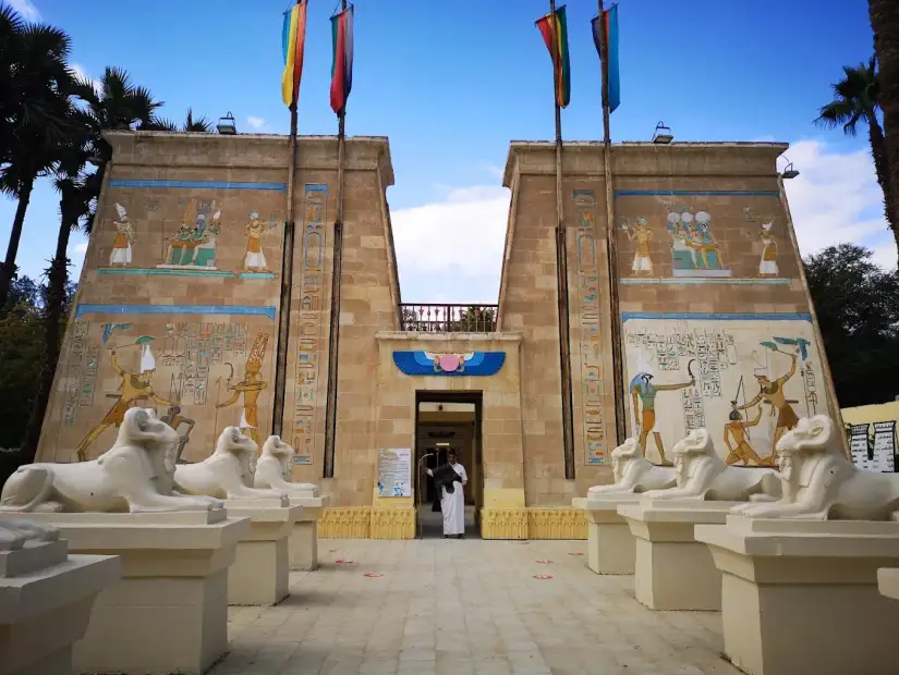 القرية الفرعونية من الداخل.webp