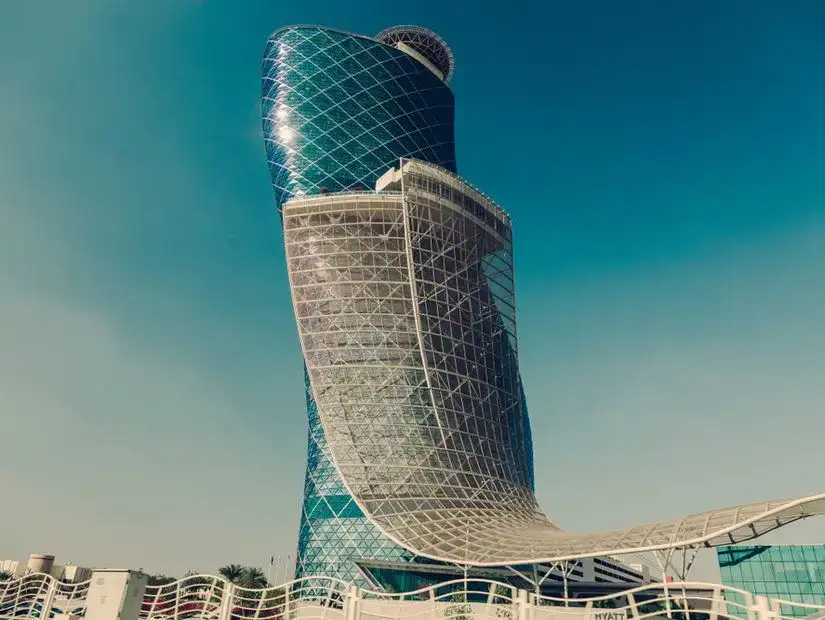 برج ابو ظبي المائل.webp