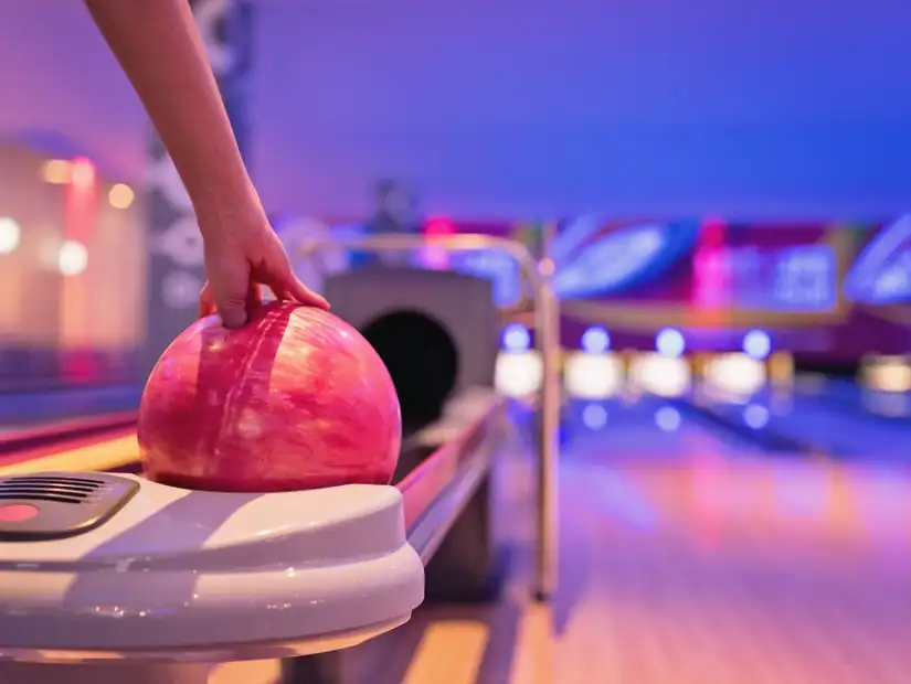 Evening rolls: a vibrant setting for a friendly match.