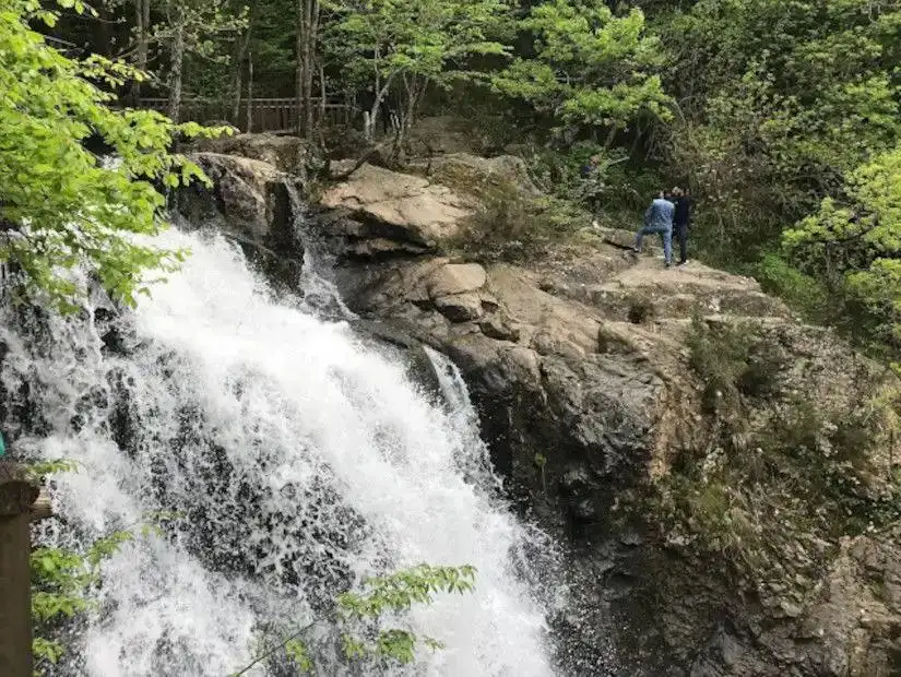 A magnificent waterfall in Erikli, surrounded by nature and serene beauty.