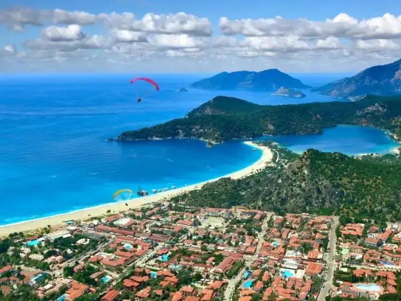 A relaxing view of Fethiye's popular beach, perfect for sunbathing and water sports.