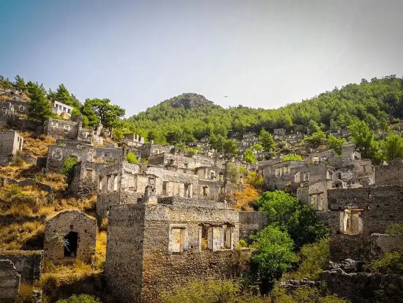 An enchanting village with historical ruins, surrounded by lush greenery. A must-visit destination for those interested in exploring cultural heritage and beautiful landscapes.