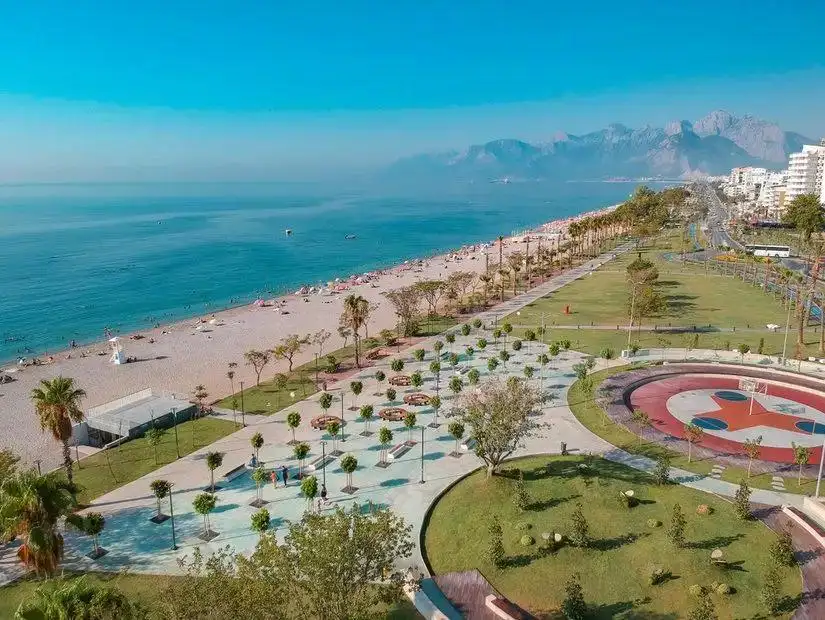 The beautiful Konyaalti Beach in Antalya with its crystal-clear water and scenic views.