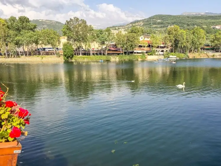 lake bnachei lebanon.jpg