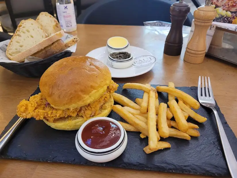 مطعم PAUL Bakery & Restaurant مول العرب.jpg