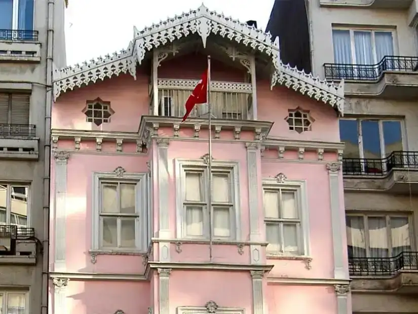 A serene view of a typical street in Nişantaşı, surrounded by cafes and boutiques.