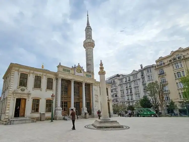 An outdoor scene in Nişantaşı, with tree-lined streets and modern shops.