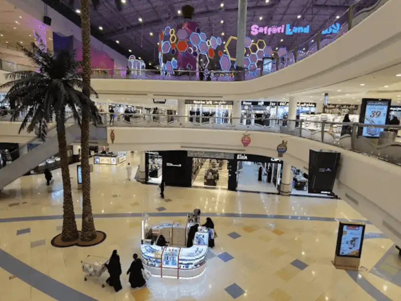 shops and palm tree inside of Othaim Mall