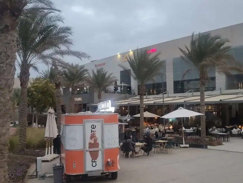 ساحة المطاعم والمقاهي.jpg