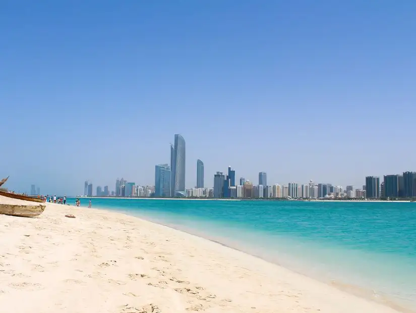 شاطئ الكورنيش ابو ظبي.jpg