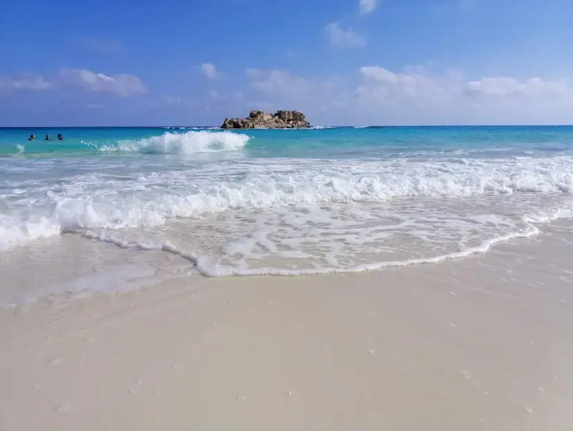 شاطئ أم الرخم.webp
