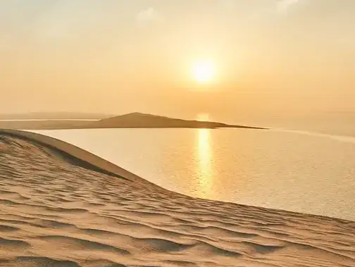 شاطئ خور العديد قطر.webp