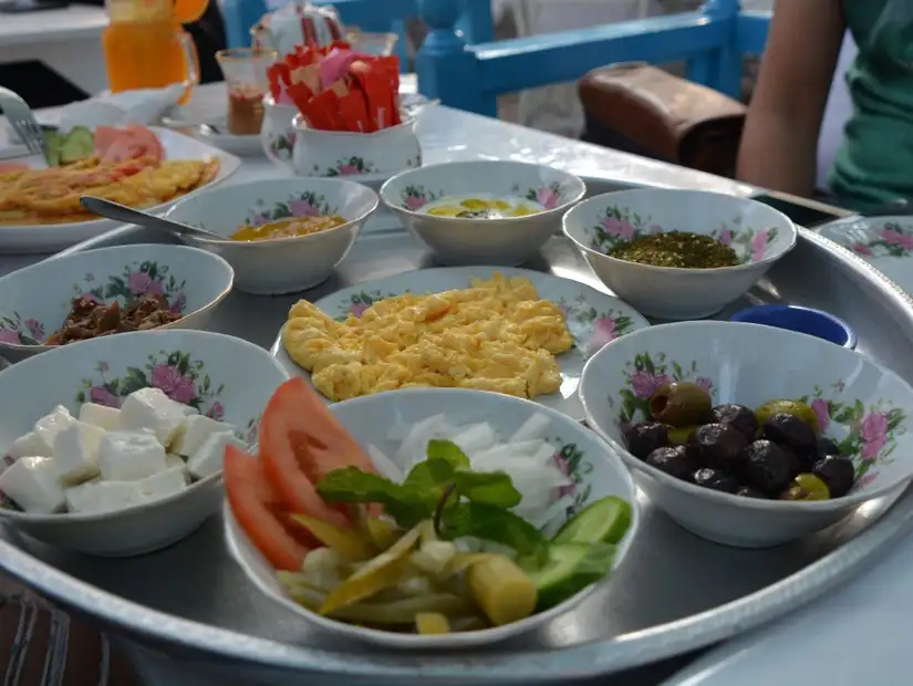 Traditional Emirati breakfast at SMCCU, showcasing local heritage and flavors.