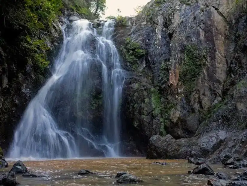 The beautiful Sudushen Waterfall, located in a natural and tranquil setting.