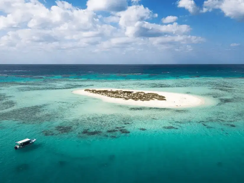 Isolated islands surrounded by crystal clear waters in Umluj, a perfect escape.