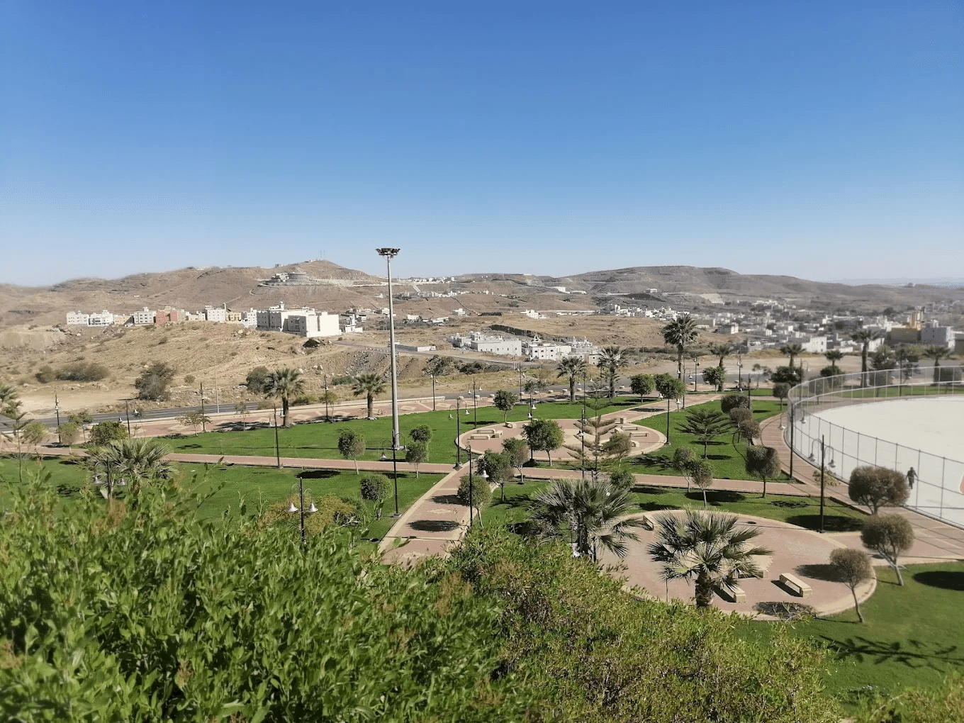 في مدينة أبها، حيث يُعانق الضباب قمم الجبال وتتنفس الطبيعة جمالًا، تبرز حديقة المشهد كلوحة نابضة بالحياة تدعوك لاكتشافها خطوة بخطوة. هنا لا تأتي للجلوس فقط، بل لتعيش تجربة متكاملة تجمع بين الهدوء والمرح، وبين الاسترخاء والحيوية