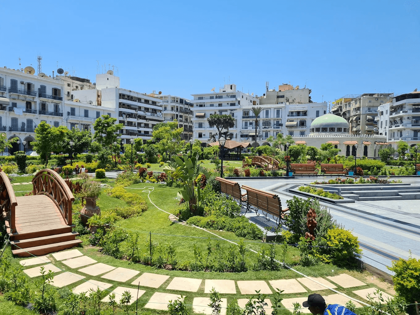 في مدينة ولدت من البحر وصنعت اسمها على ضفاف التاريخ، تقف حديقة فريال كأنها صفحة خضراء مفتوحة من كتاب الزمن، فهي ليست مجرد حديقة بل بوابة سرية تعبر منها إلى لحظة لم يشهدها العالم سوى مرة واحدة لحظة افتتاح قناة السويس