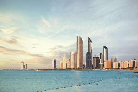 تعتبر مدينة أبو ظبي عاصمة الامارات، واحدة من وجهات السفر الرائعة التي تجمع بين التراث العربي والحداثة الفائقة. تقع المدينة على الساحل الجنوبي للإمارة، وهي وجهة سياحية فريدة من نوعها تقدم تجربة سفر است...