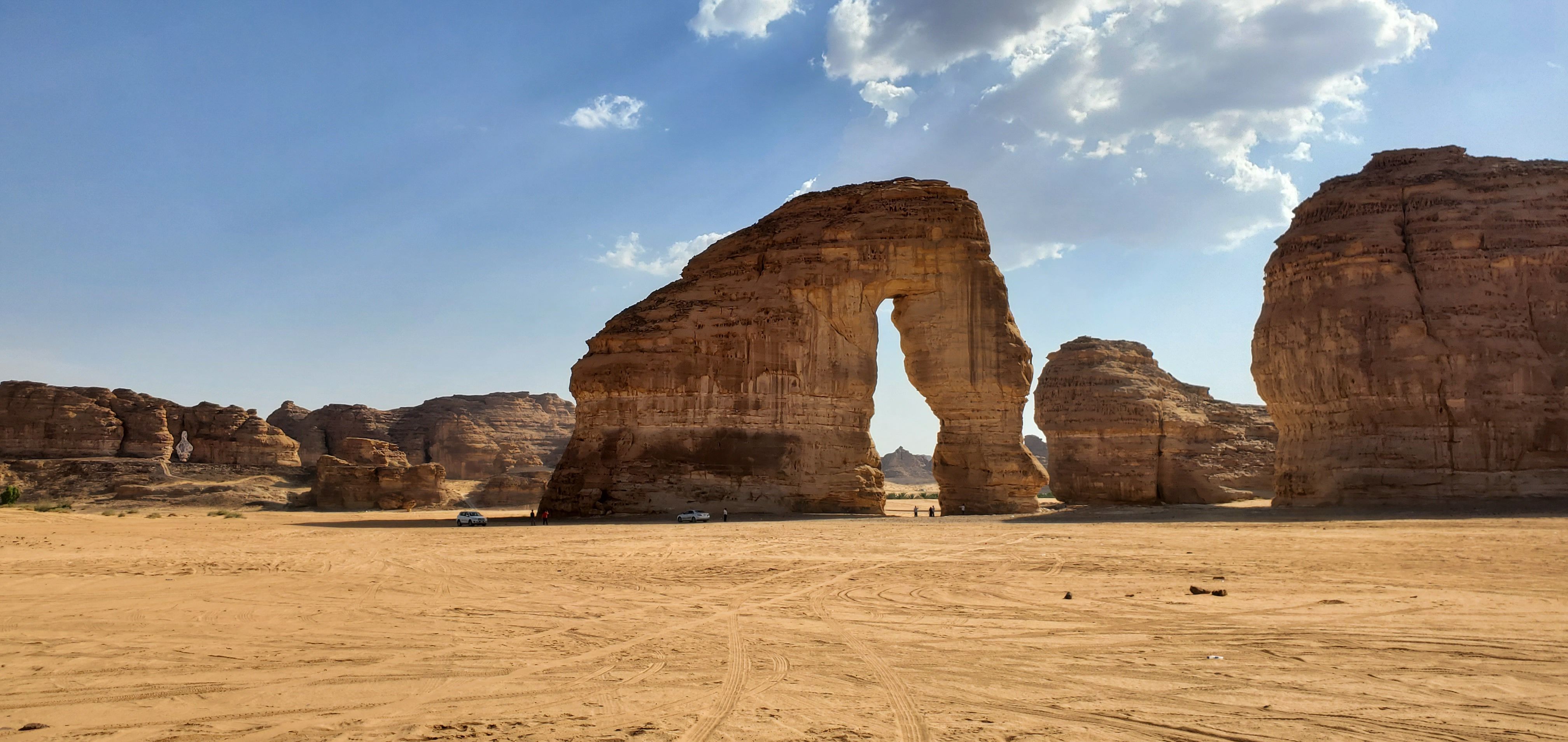 في قلب صحراء العلا الذهبية، وعلى امتداد لوحة طبيعية تنبض بالدهشة، يقف جبل الفيل شامخًا بارتفاع يصل إلى 52 مترًا، كتحفة جيولوجية نادرة صنعتها الطبيعة بلمسات من الرياح والمطر والرمال عبر ملايين السنين