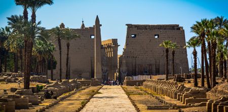 في قلب مدينة الأقصر، وعلى ضفاف نهر النيل الخالد، يقف معبد الأقصر شامخًا، يروي قصصًا خالدة عن الحضارة المصرية القديمة. إنه واحد من أروع المعابد التي شيدت في عهد الفراعنة