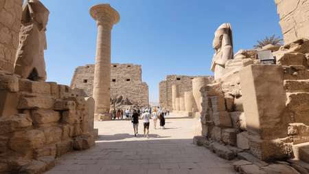 هل تبحث عن تجربة تأخذك خارج حدود الزمن؟ رحلة تمزج بين الأسطورة والتاريخ والحضارة؟ إذًا، لا تُفوّت زيارة معبد الكرنك، أعظم ما شُيّد من معابد على مر العصور، وجوهرة خالدة في قلب مدينة الأقصر
