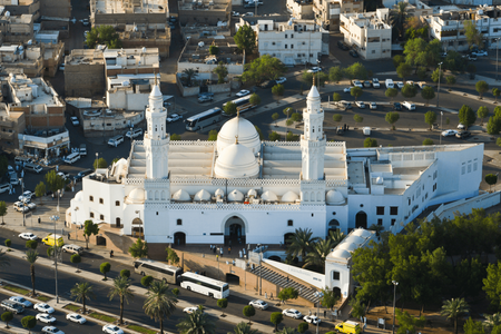 في قلب المدينة المنوّرة، وبين طرقات تحمل عبق التاريخ الإنساني والإيماني، يبرز مسجد القبلتين كتحفة روحية لا تشبه سواها. فهنا تحديدًا، امتزجت لحظة سماوية خالدة بمشهد أرضي بسيط، لتتحول جدران المسجد