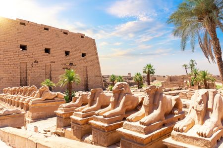 تقع مدينة القاهرة العاصمة على ضفاف نهر النيل في شمال جمهورية مصر العربية. وتعتبر مدينة القاهرة من أقدم المدن عبر التاريخ، وقد شهدت العديد من العصور والحضارات منذ العصر الفرعوني وحتى عصرنا الحديث