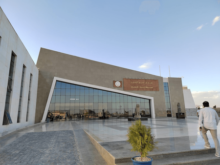 يُعَدُّ متحف شرم الشيخ منارةً ثقافية تجمع بين عراقة التاريخ وروعة الحضارة المصرية، حيث يأخذ زوّاره في رحلةٍ ممتعة عبر الزمن لاستكشاف التراث الفرعوني والإسلامي والقبطي
